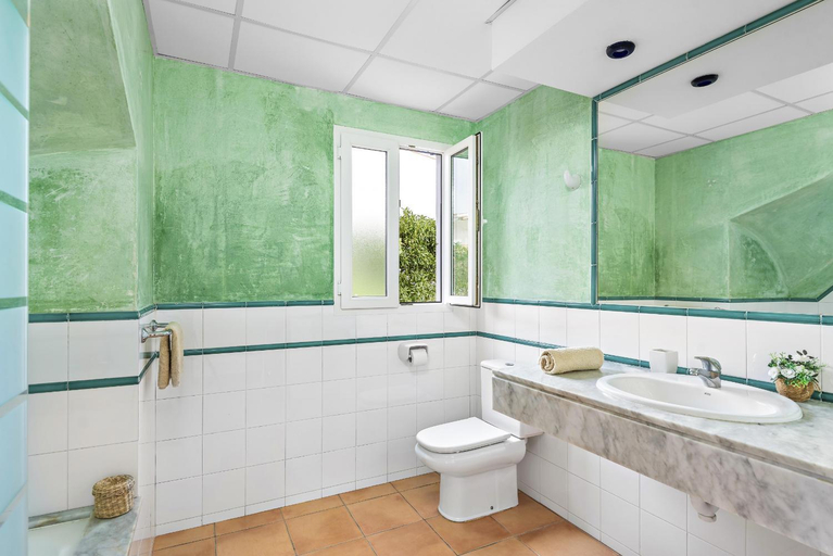Bathroom 2, Marta 3 bedroom villa, Cala Blanca, Baleares