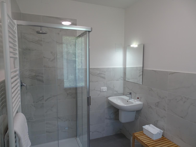 Bathroom 2, Corte Isolo, Mantua