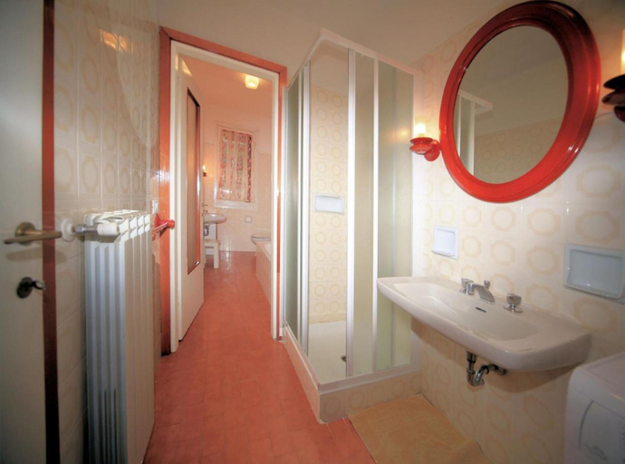Bathroom, Crispi 231 - Milanomare, Savona