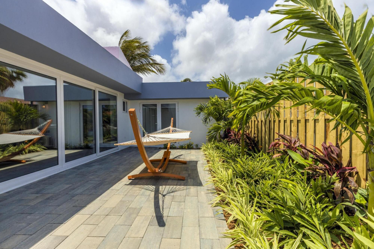 Exterior & Views 2, Luxurious Oasis Mins to Beach King Beds Pool