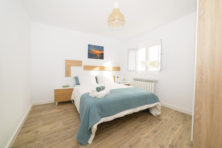 Bedroom 2, Apartamentos turisticos Praia de Seselle, terraza y jardin a un paso de la playa, A Coruña