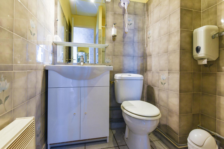 Bathroom 5, Hotel des Pyrenees, Pyrénées-Orientales