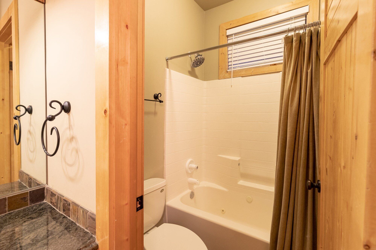 Bathroom 3, Grand Forest Lodge #1884, San Bernardino