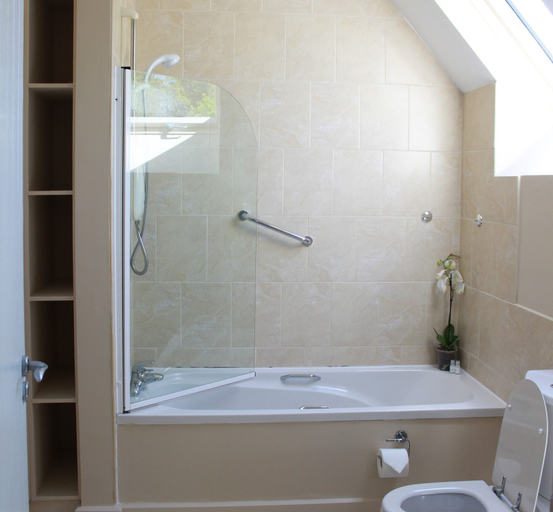 Bathroom, 4 Bedroom Holiday Home With Wheelchair Accessible Bathroom 2km From Kenmare