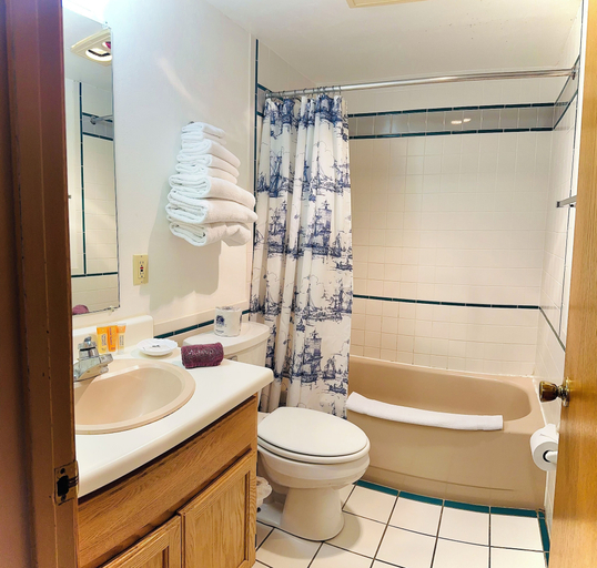 Bathroom 4, Lodge at Leathem Smith, Door