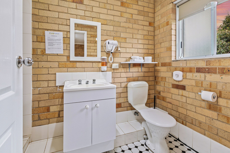 Bathroom 4, Burringa Motel, Wagga Wagga - Pt A