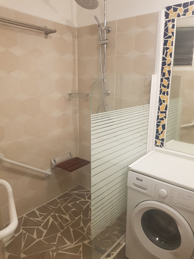 Bathroom 4, Touba Manga Beach, Saint-François