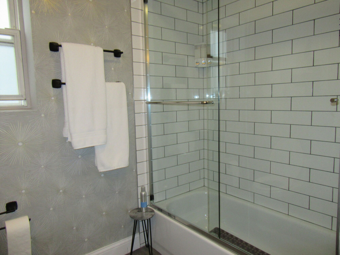 Bathroom 3, Red Robin Rentals - Wicker Park, Cook