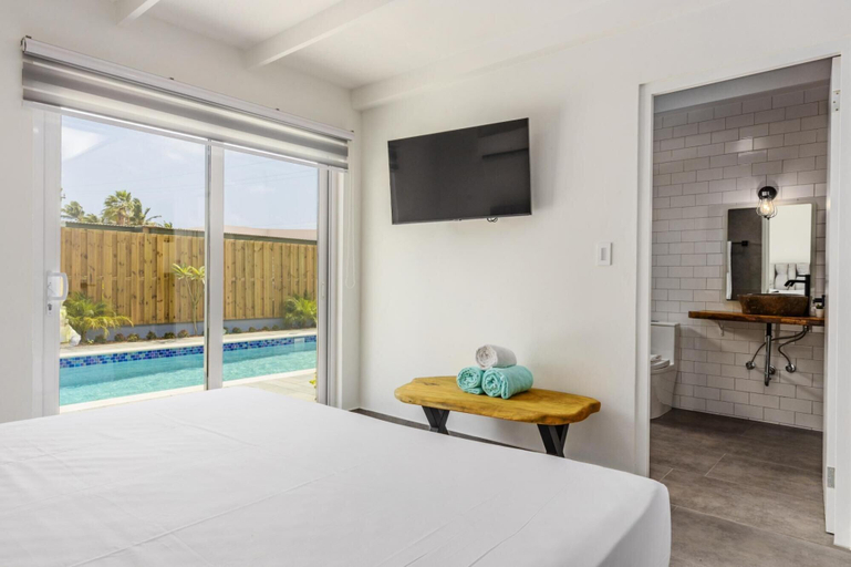 Bedroom 3, Luxurious Oasis Mins to Beach King Beds Pool