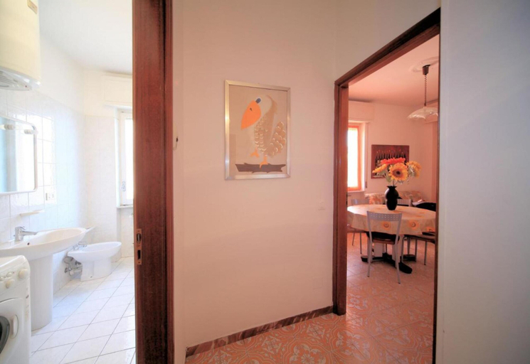 Bathroom 4, Giardini 13 Int 10 in Borghetto Santo Spirito, Savona