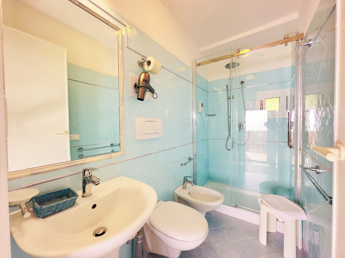 Bathroom 4, Hotel Marconi, Latina