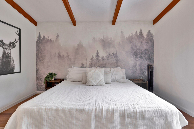 Bedroom 2, THE Lost Compass #2165, San Bernardino