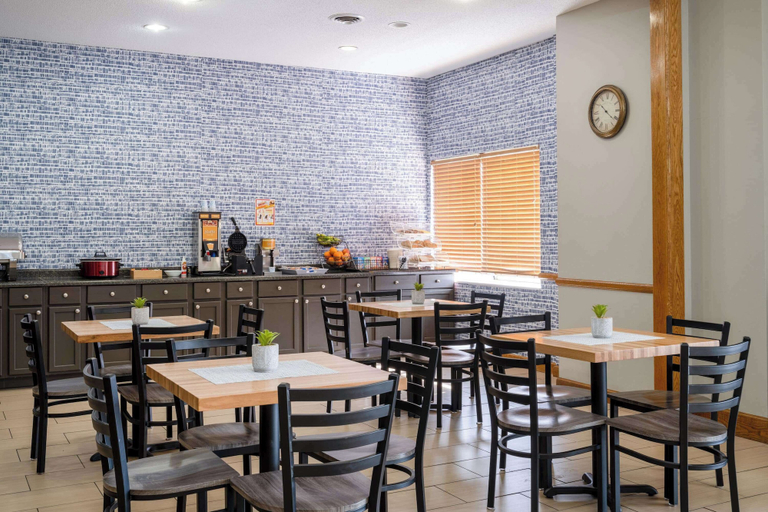 Food & Drinks 5, AmericInn by Wyndham Cedar Rapids North, Linn