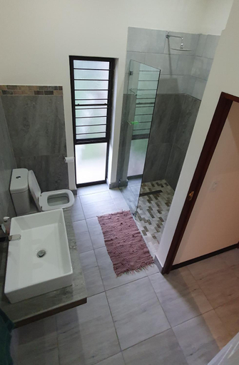 Bathroom 2, Honeybird self catering Accommodation, Umkhanyakude