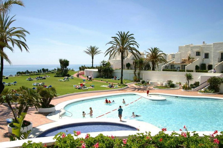 Others 4, Estepona - Playa - Villa con amplia terraza abierta a la piscina EL12, Málaga