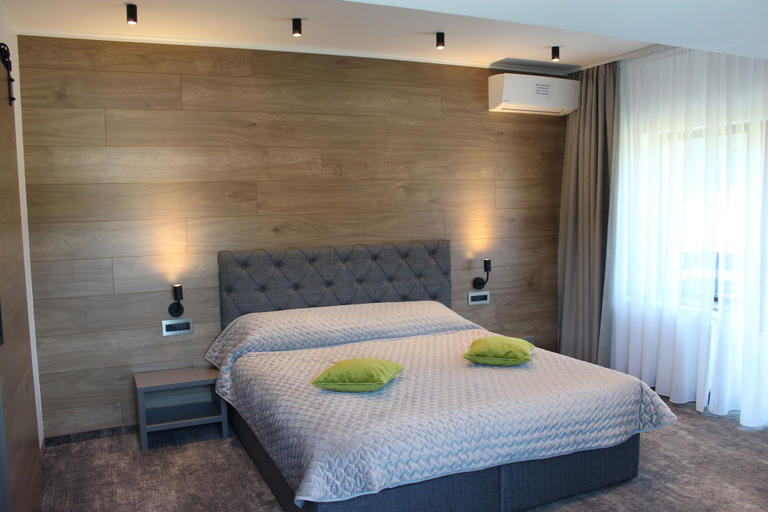 Room 5, Vila Trapez, Sacele