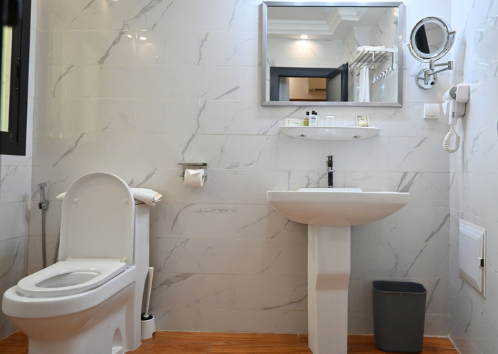 Bathroom 4, Adamaoua Grand Hotel Akwa, Wouri