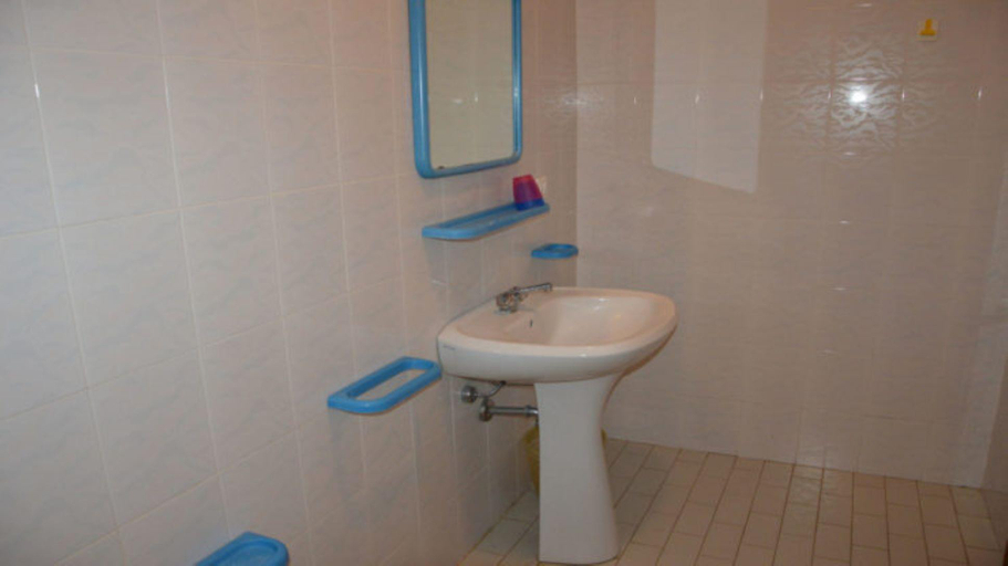 Bathroom 3, Experience the tranquility of our 3-bedroom apartment by Beahost Rentals, Venezia