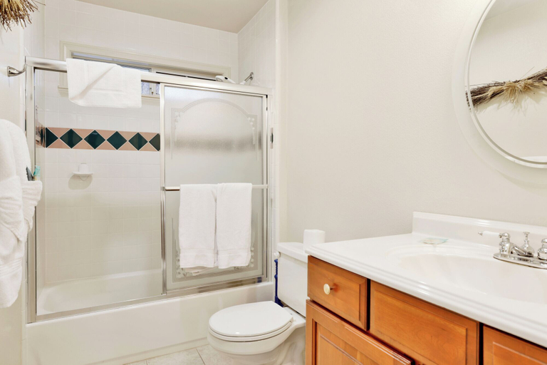Bathroom 3, Mockingbird Getaway #2091, San Bernardino