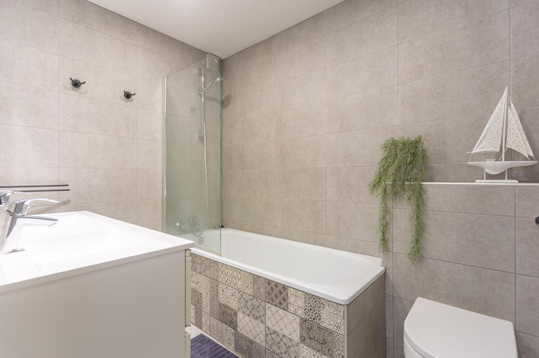 Bathroom 1, Modern 3 Bedroom Duplex Adeje City Center Wifi, Santa Cruz de Tenerife