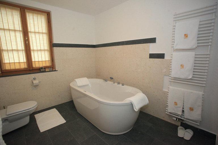 Bathroom, Grad Strmol, Cerklje na Gorenjskem
