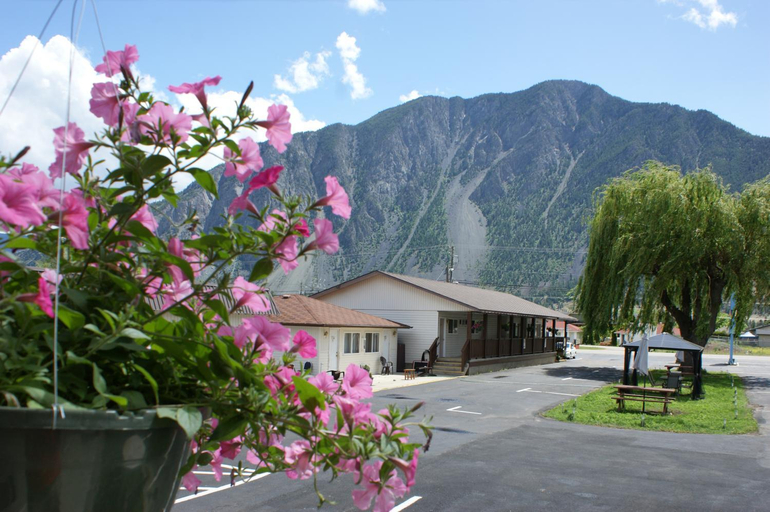Others 4, Elks Motel, Okanagan-Similkameen