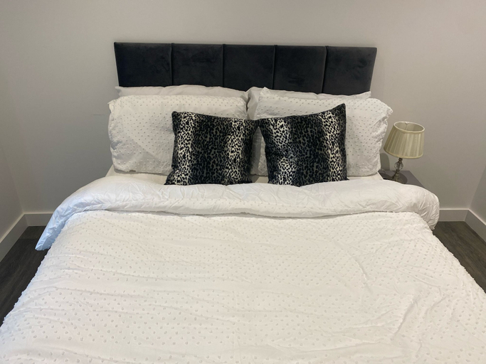Bedroom 2, Immaculate 3-bed Apartment Homes in London, London