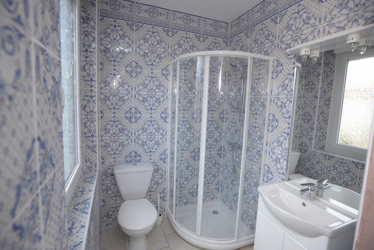Bathroom 3, L'acilya, Isère