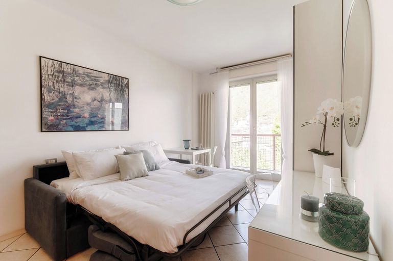 Room 4, Tiny Blue, Como