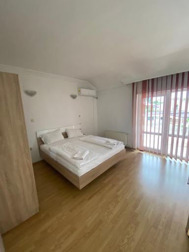 Others 4, Vila Hubert, Sanmartin