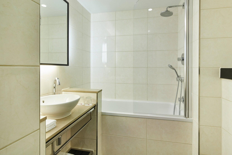 Bathroom 3, Marriott Hotel London Grosvenor Square, London