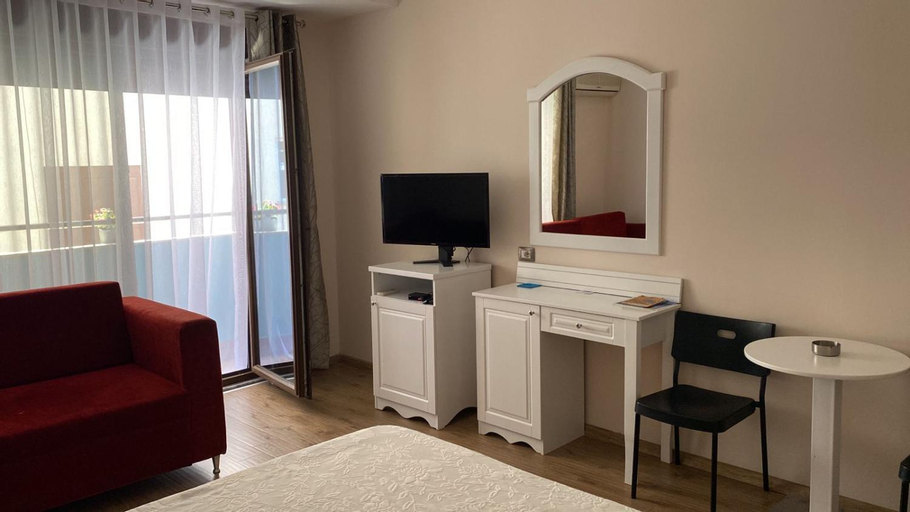 Others 4, Apartment Plaisir, Pogradecit