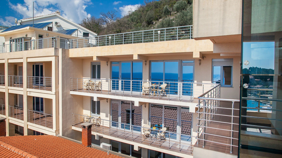 Exterior & Views 2, Apartments Raymond