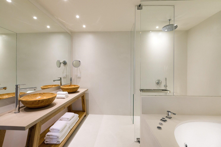 Bathroom 5, Santa Marina, South Aegean