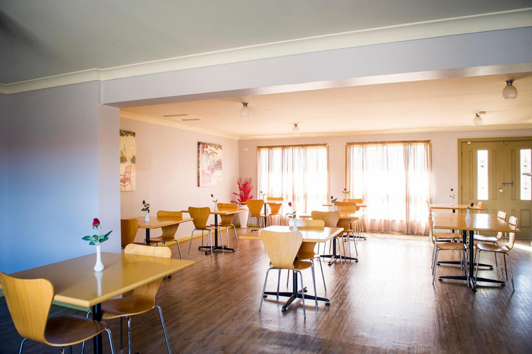 Food & Drinks 2, Cherry Blossom Motor Inn, Young