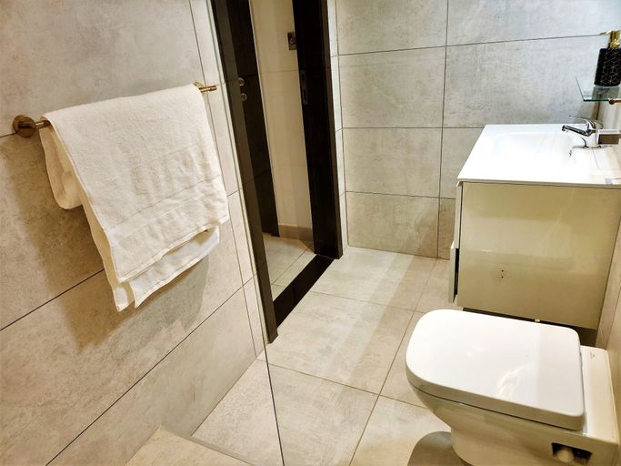 Bathroom 4, Aspire Suite - Douglas Luxury Apartments, Accra