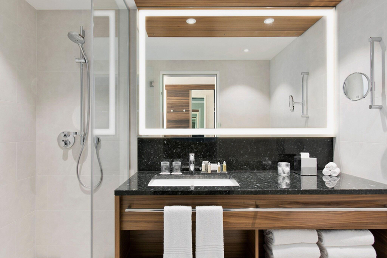 Bathroom 5, Marriott Hotel Vienna, Wien