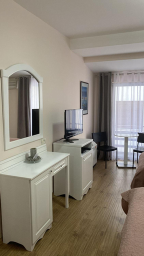 Others 3, Apartment Plaisir, Pogradecit