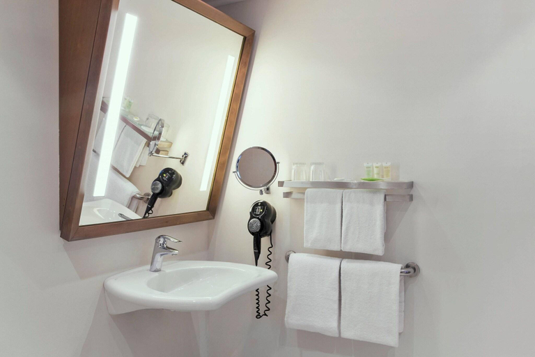 Bathroom 5, Courtyard by Marriott Wiesbaden-Nordenstadt, Wiesbaden