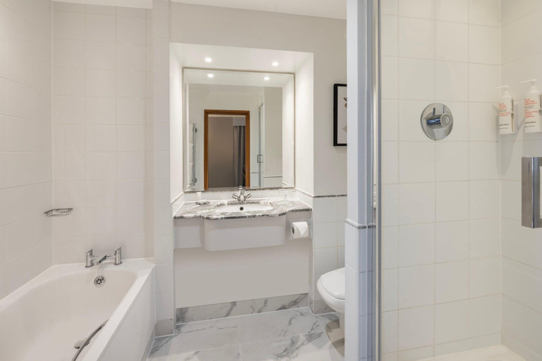 Bathroom 5, Marriott Hotel Bexleyheath, London