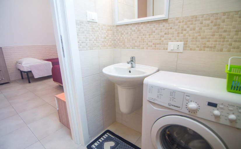 Bathroom 4, Casa Camerini in Villanova, Brindisi