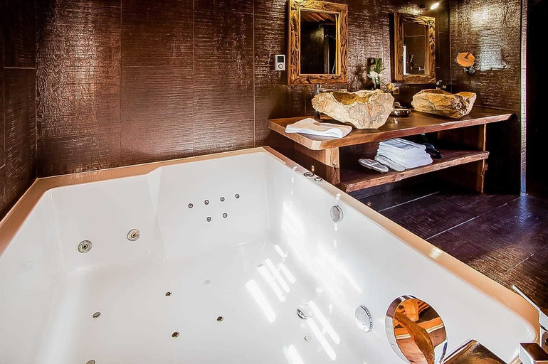 Bathroom 3, Le Clos des Vignes, Oise