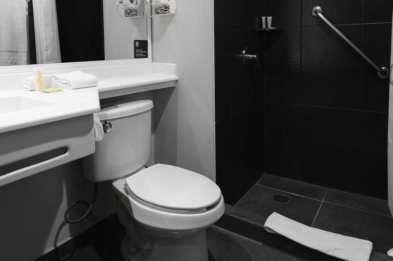 Bathroom 4, City Express Plus by Marriott Guadalajara Expo, Zapopan