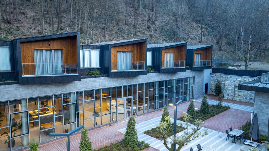 Exterior & Views