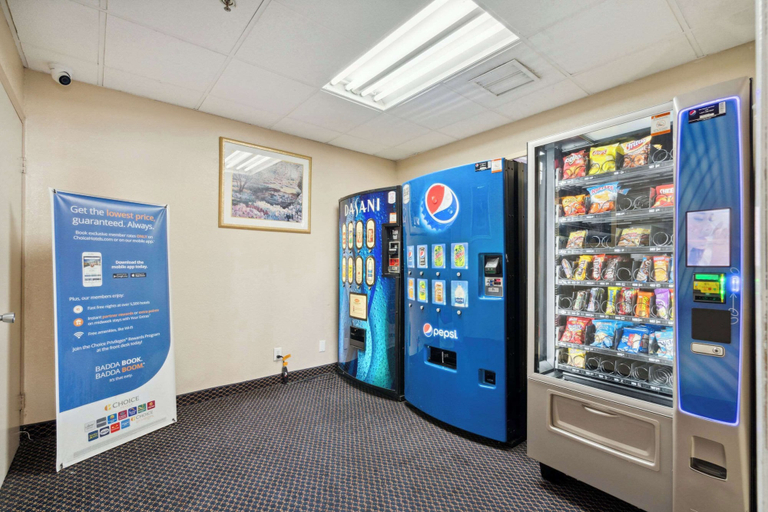Food & Drinks 5, Econo Lodge Inn & Suites Waterloo Downtown, Black Hawk