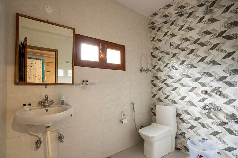 Bathroom 5, Moustache Manali, Kullu