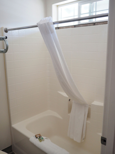 Bathroom 3, Wild Rivers Motor Lodge, Curry