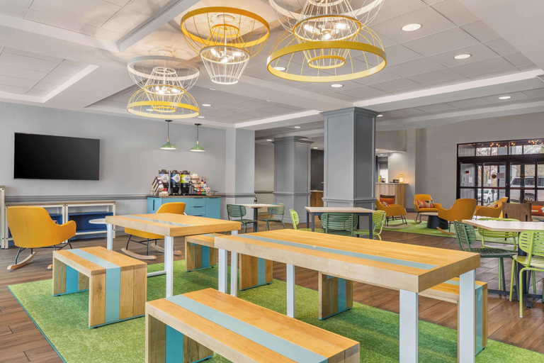 Food & Drinks 5, Spark by Hilton Charlotte Tyvola I-77, Mecklenburg
