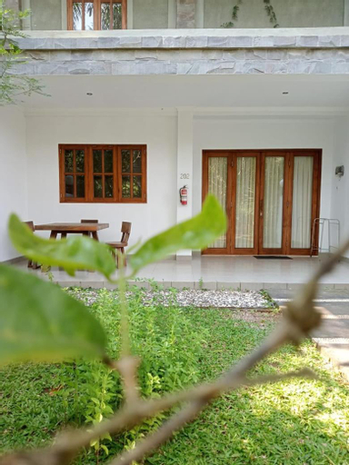 Exterior 4