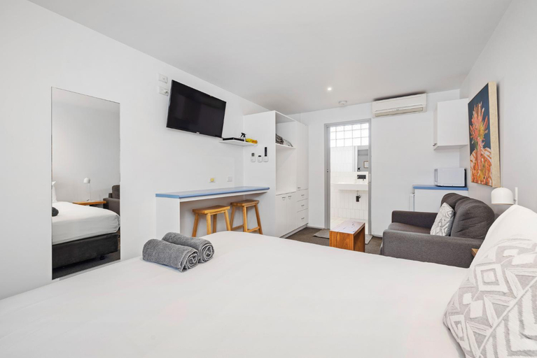 Others 4, Moody's Motel, Melbourne